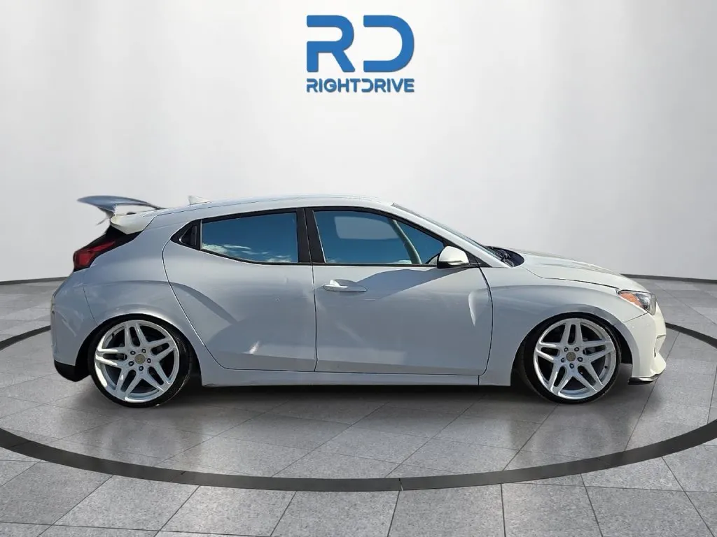 Hyundai Veloster photo 2