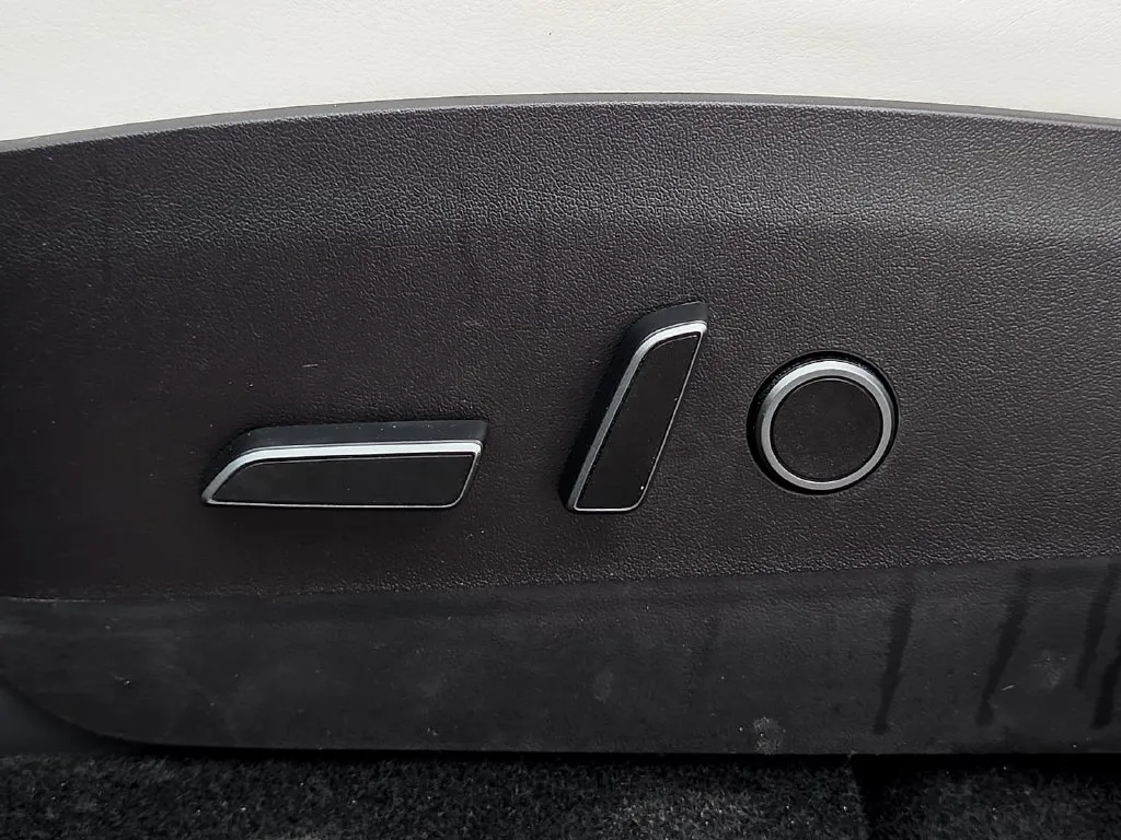 Tesla Model Y photo 18