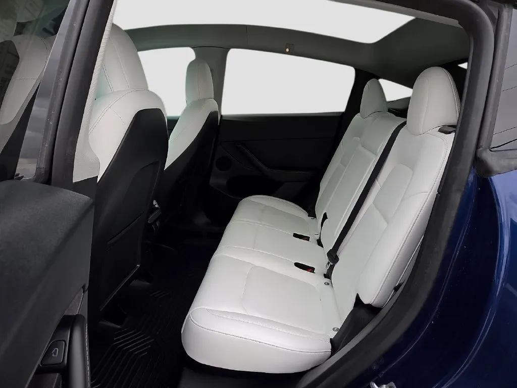 Tesla Model Y photo 14