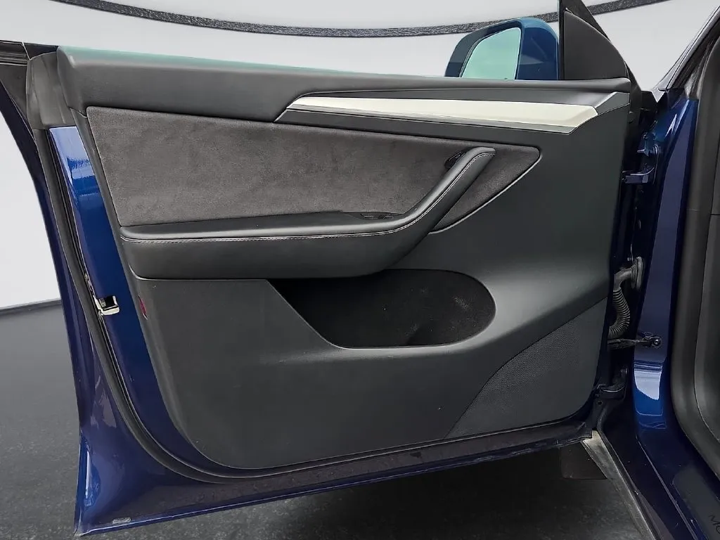 Tesla Model Y photo 16