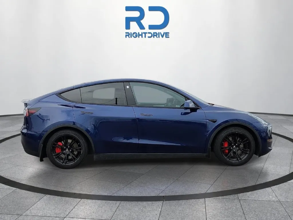 Tesla Model Y photo 2