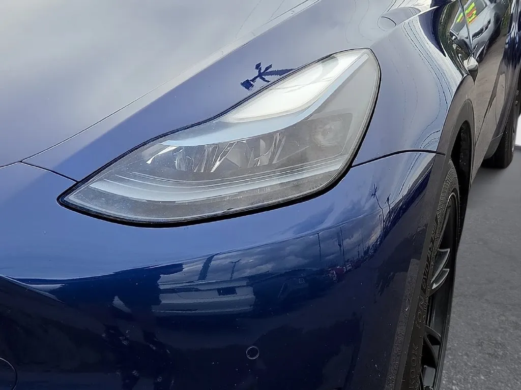 Tesla Model Y photo 8