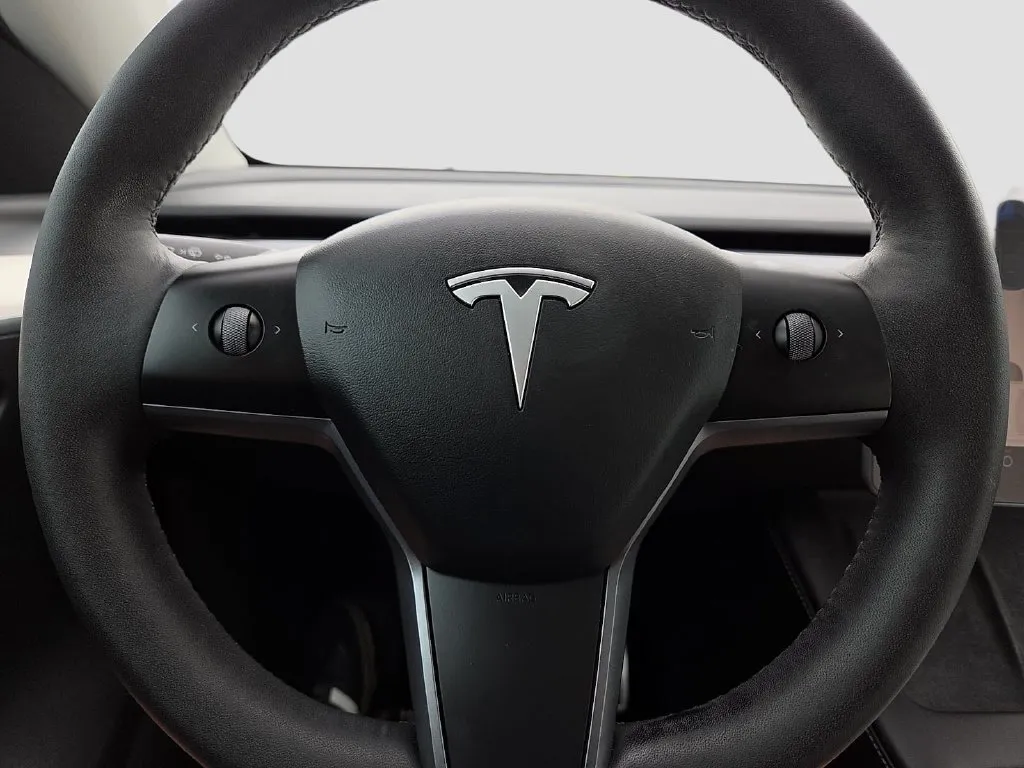 Tesla Model Y photo 24