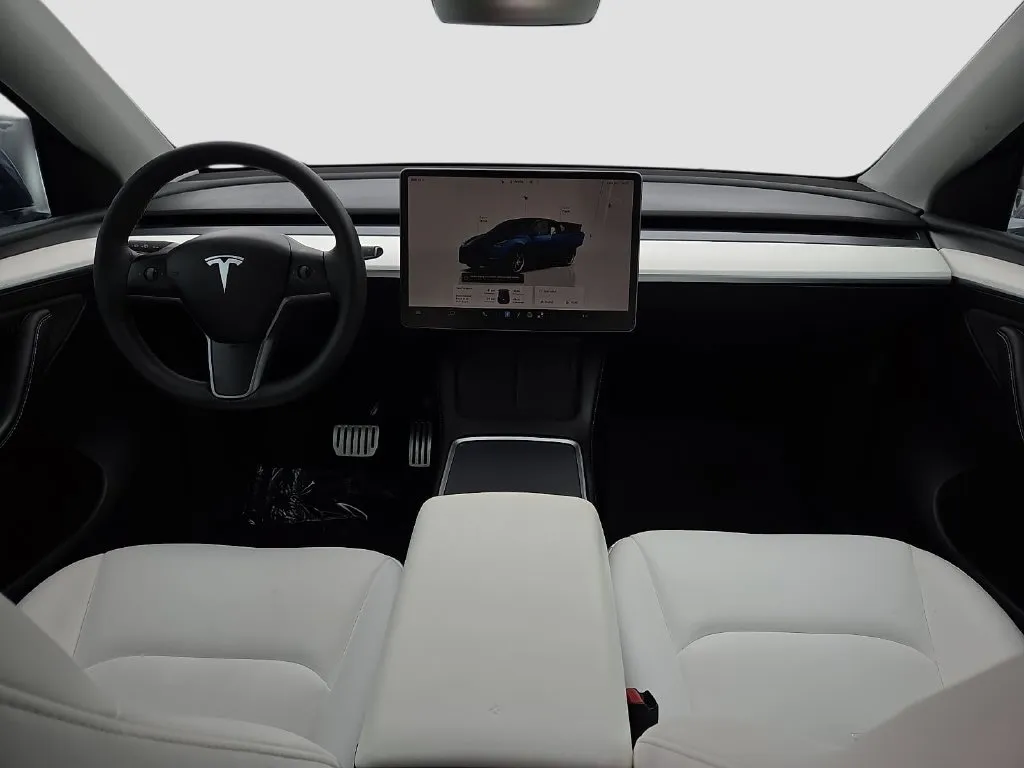 Tesla Model Y photo 15