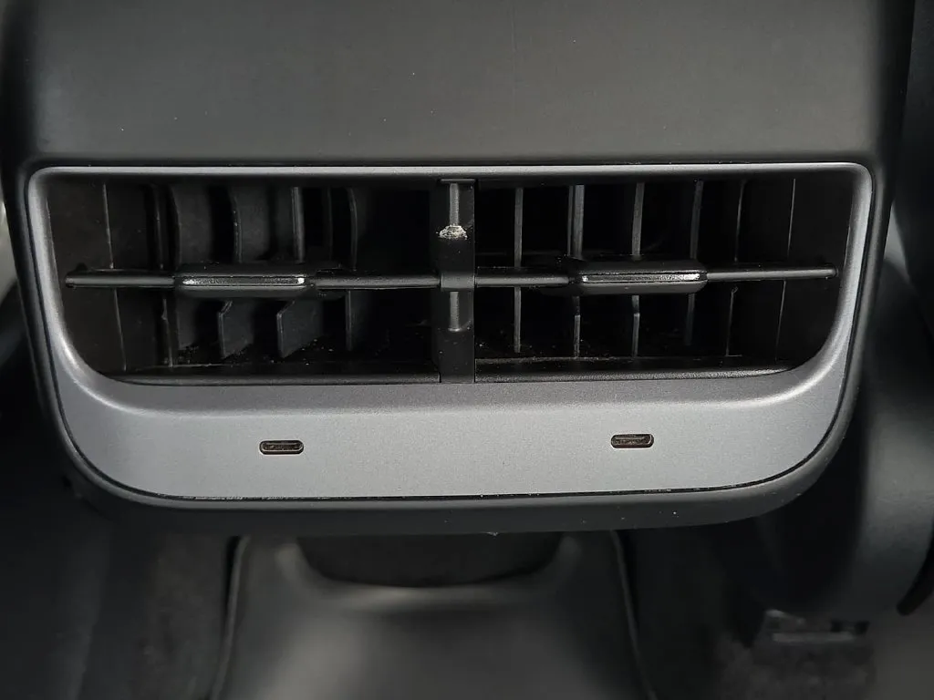 Tesla Model Y photo 21