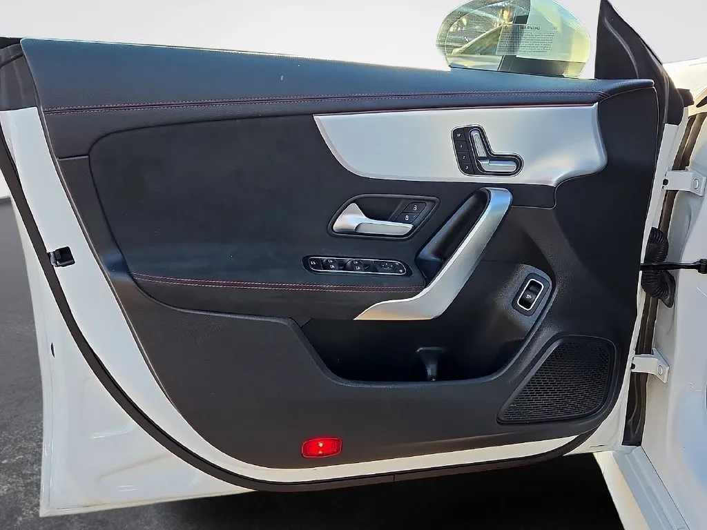 Mercedes-Benz CLA photo 16