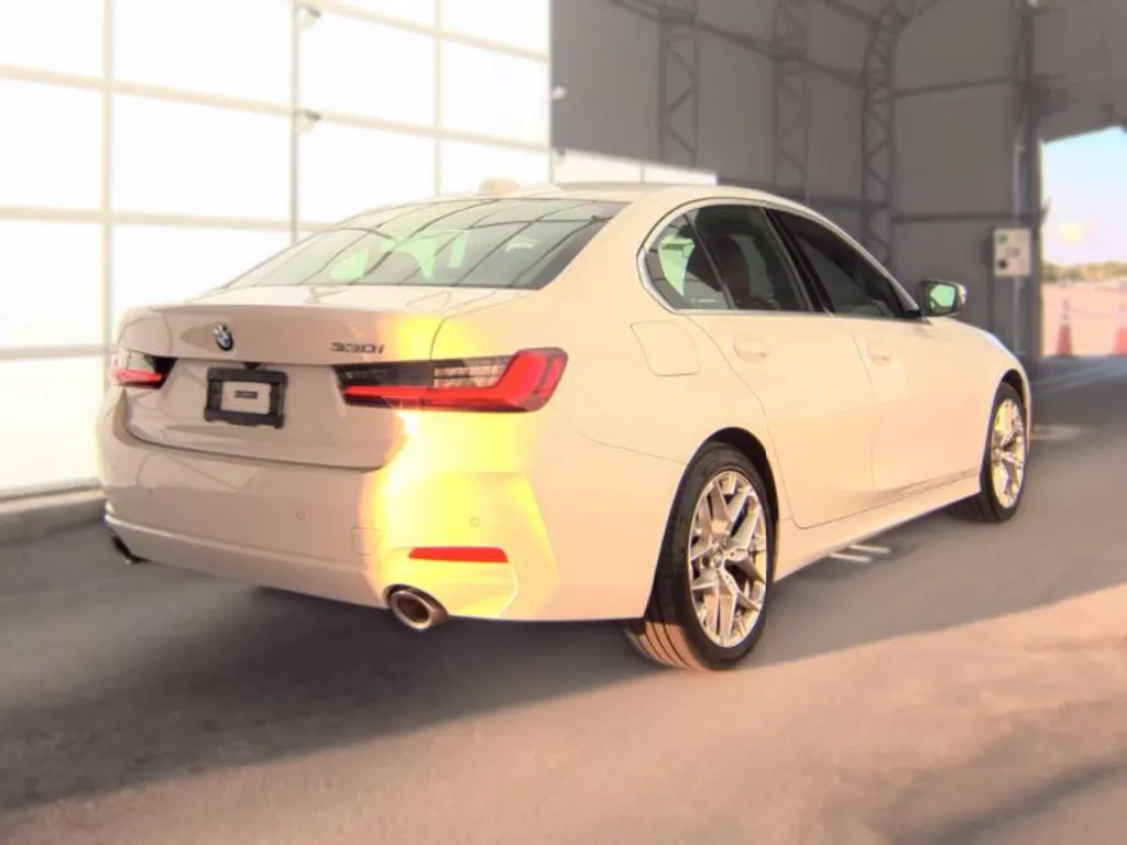 BMW 3 Series photo 4
