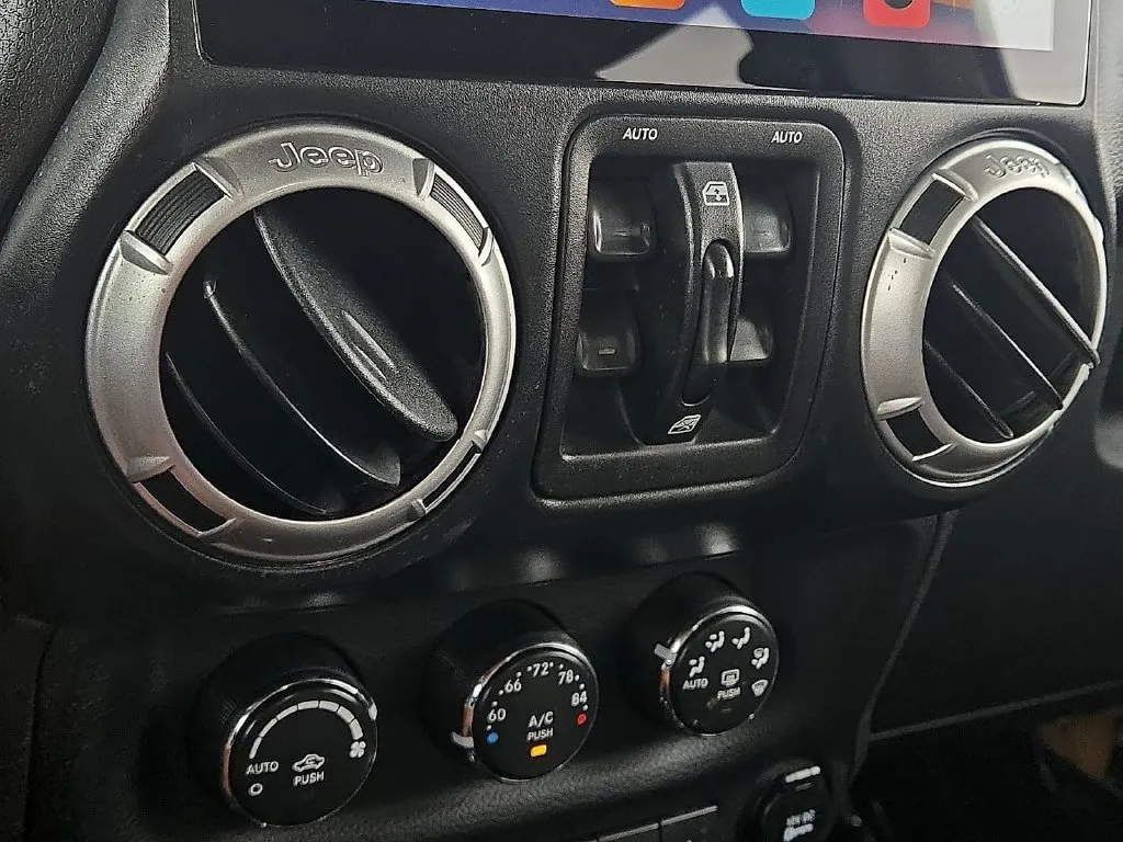 Jeep Wrangler photo 19