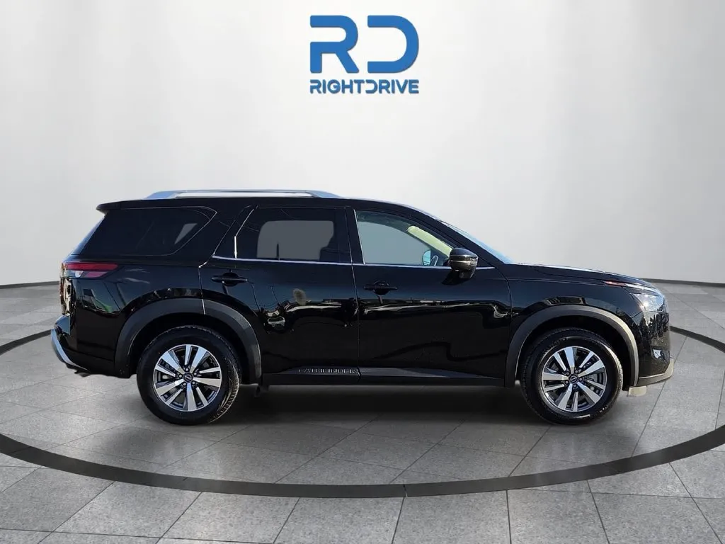 Nissan Pathfinder photo 2