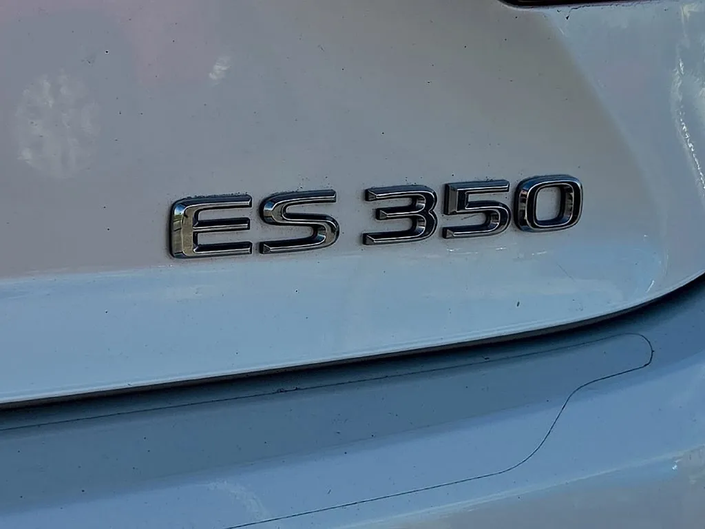 Lexus ES photo 11
