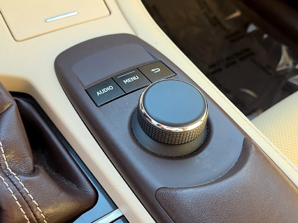 Lexus ES photo 20