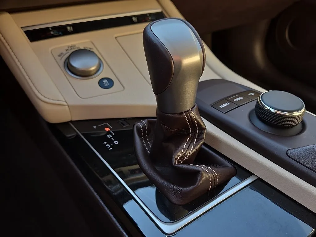 Lexus ES photo 25