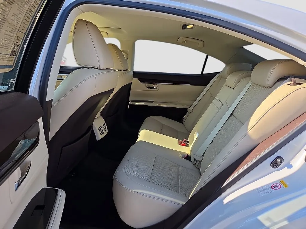 Lexus ES photo 14