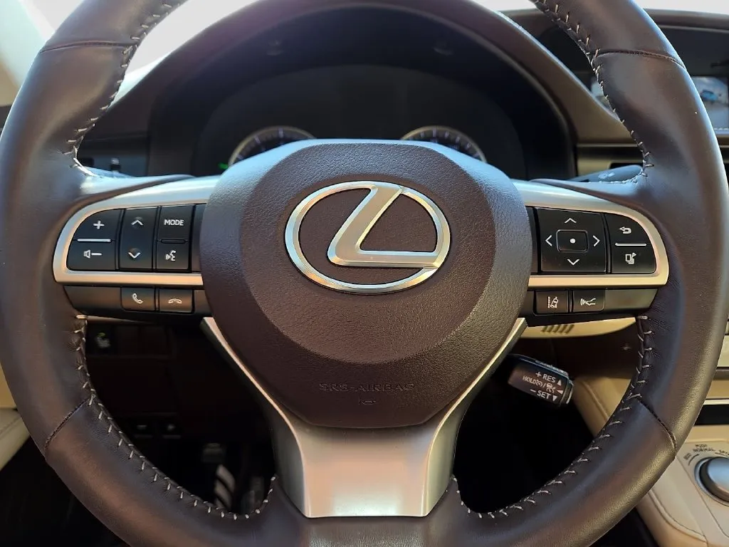 Lexus ES photo 24