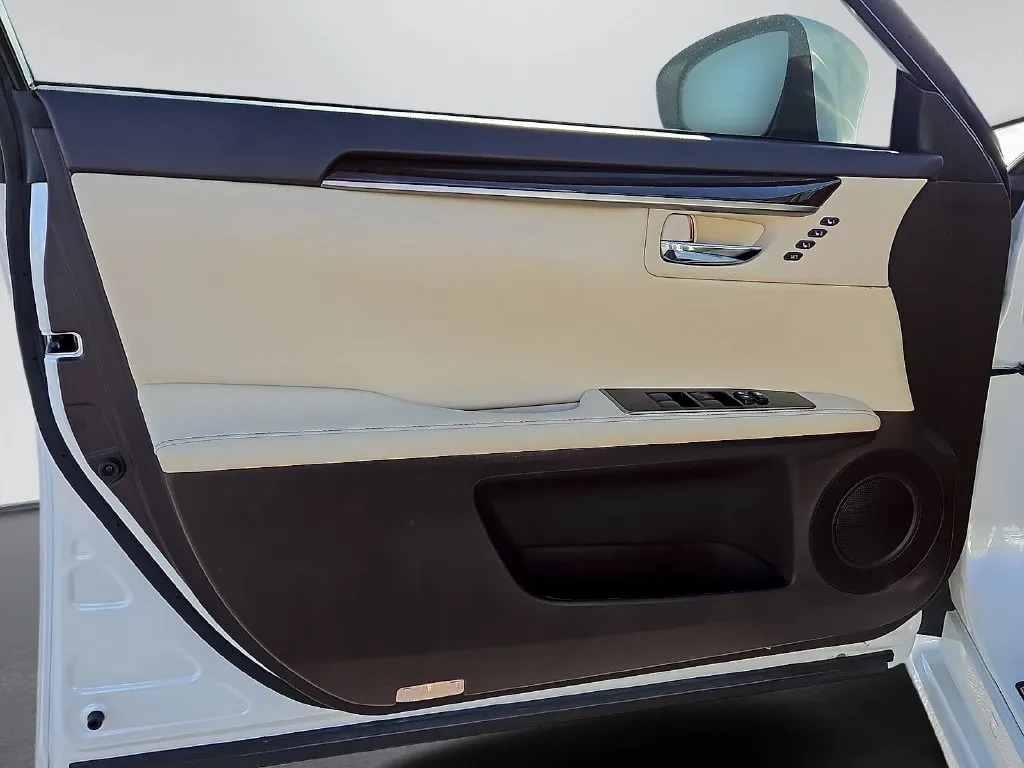 Lexus ES photo 16