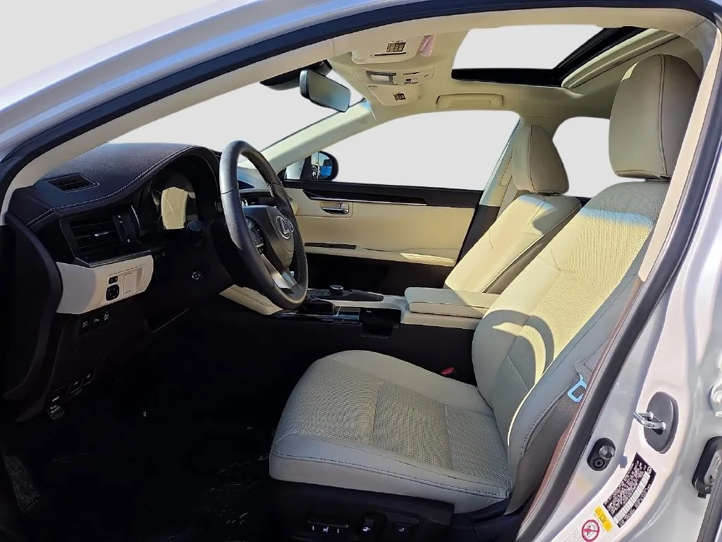 Lexus ES photo 19