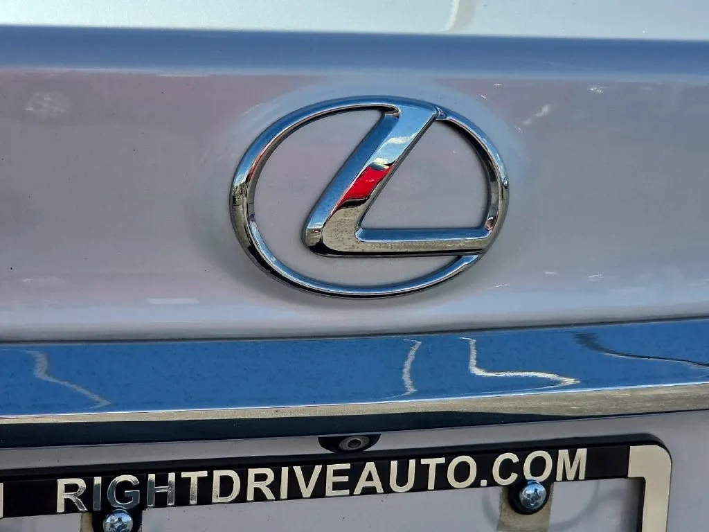 Lexus ES photo 12