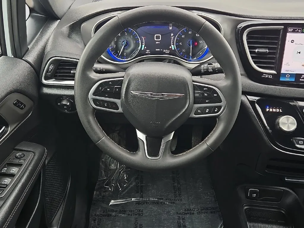 Chrysler Pacifica photo 13