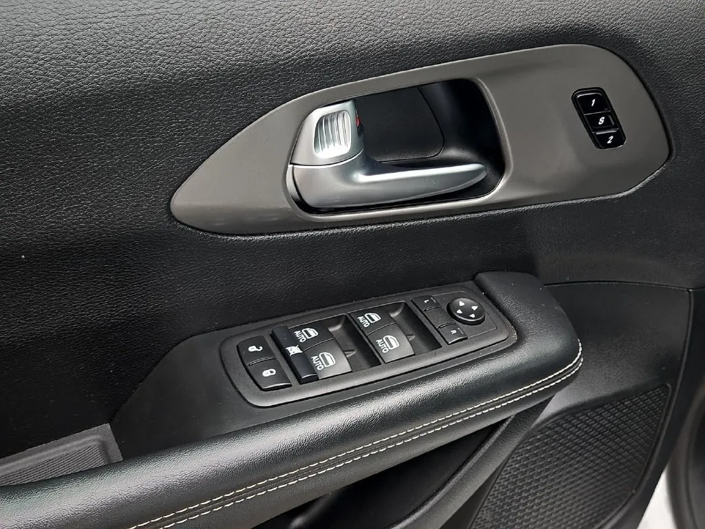 Chrysler Pacifica photo 16