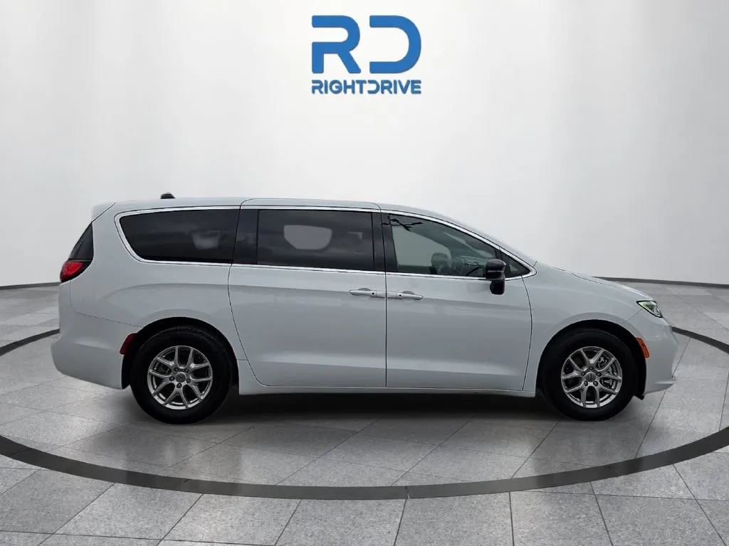 Chrysler Pacifica photo 2