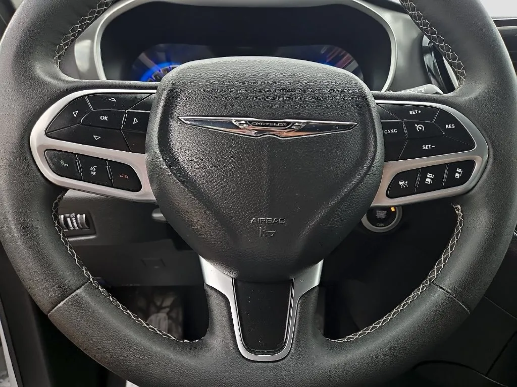 Chrysler Pacifica photo 24