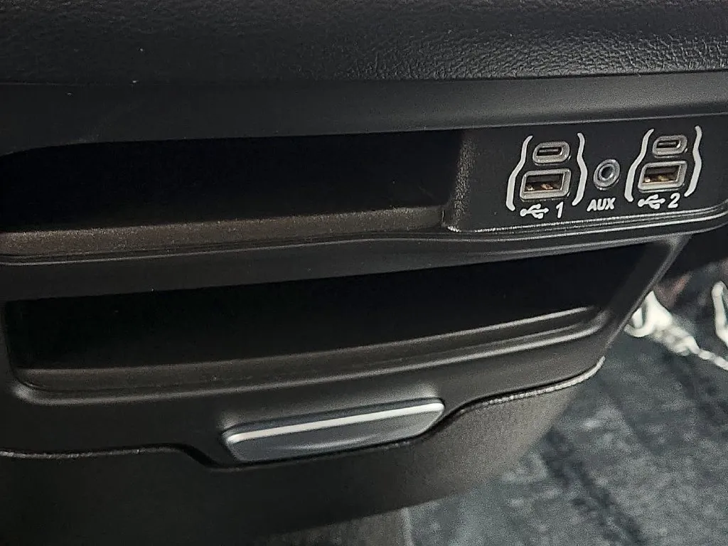 Chrysler Pacifica photo 20