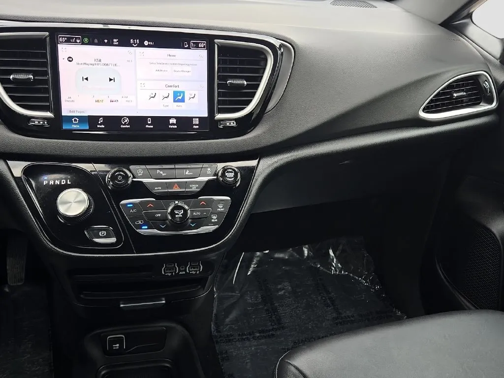 Chrysler Pacifica photo 14