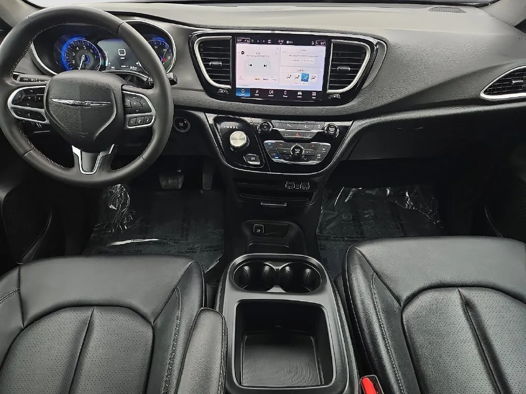 Chrysler Pacifica photo 12
