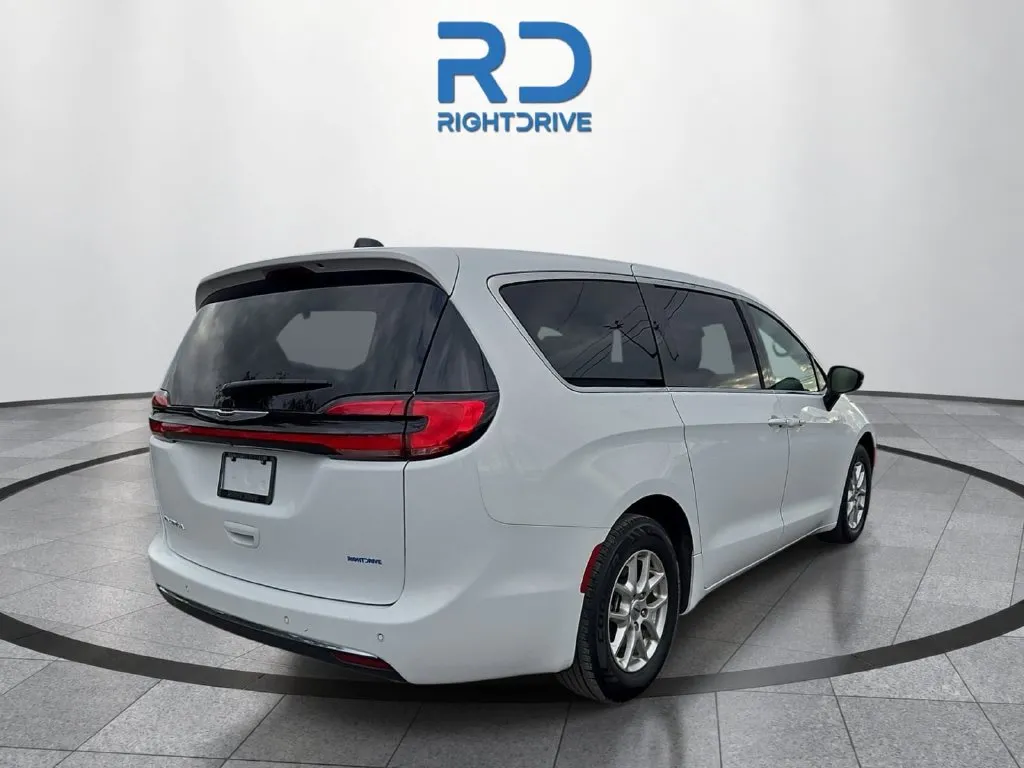 Chrysler Pacifica photo 3