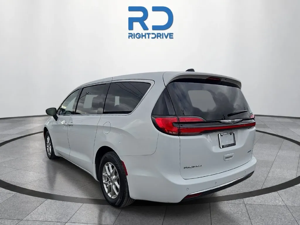 Chrysler Pacifica photo 4