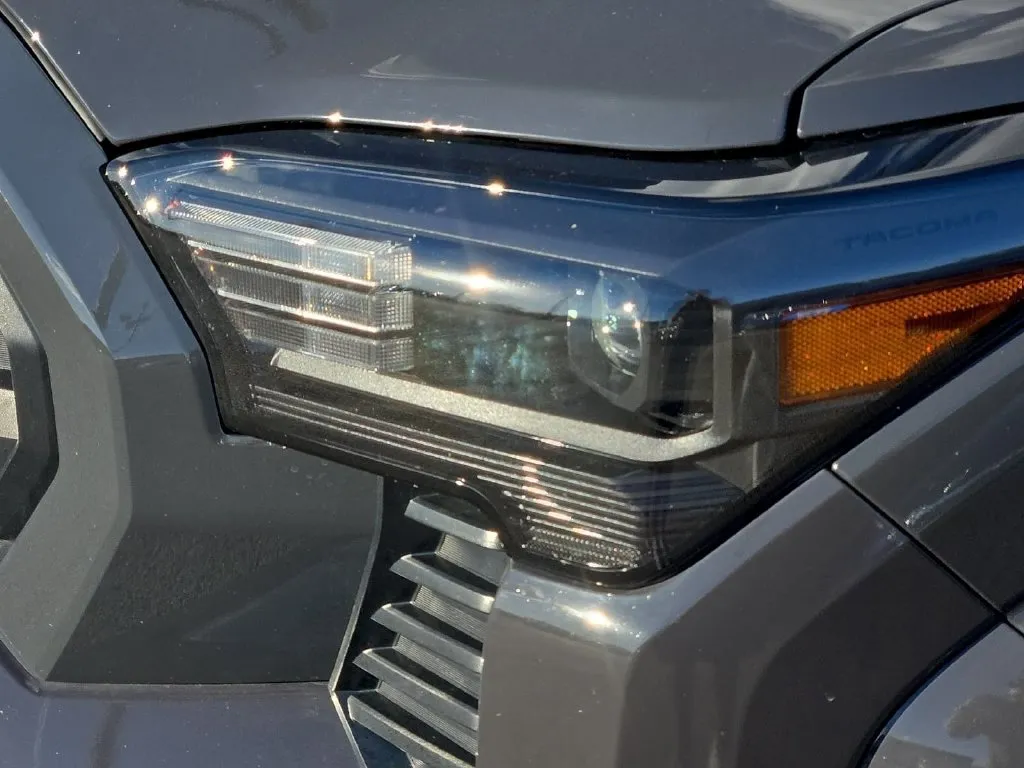 Toyota Tacoma photo 7