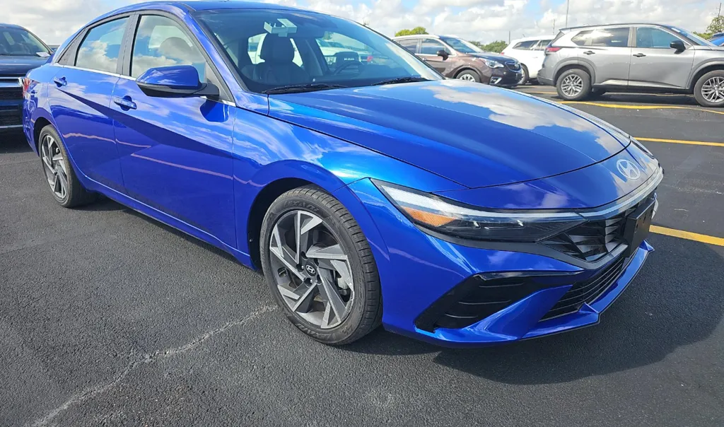 Hyundai Elantra photo 3