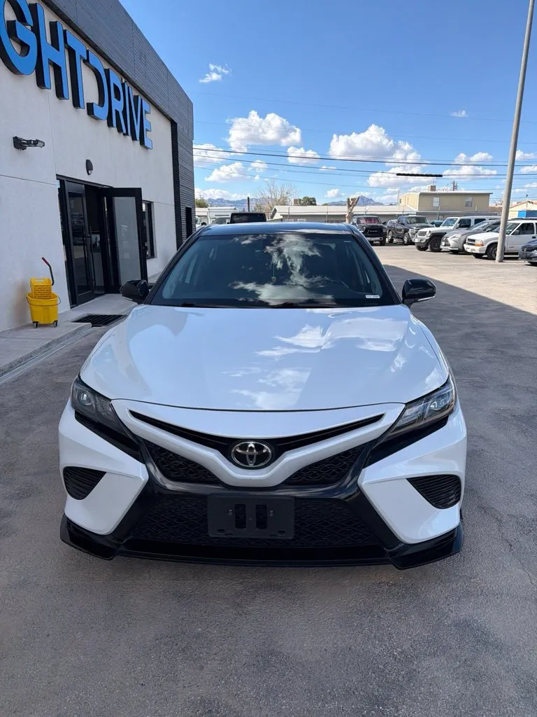Toyota Camry photo 2