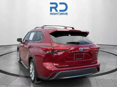 More photos of 2022 Toyota Highlander Hybrid Limited at RightDrive - 7320 Alameda, TX