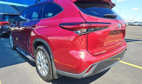 More photos of 2022 Toyota Highlander Hybrid Limited at RightDrive - 7320 Alameda, TX