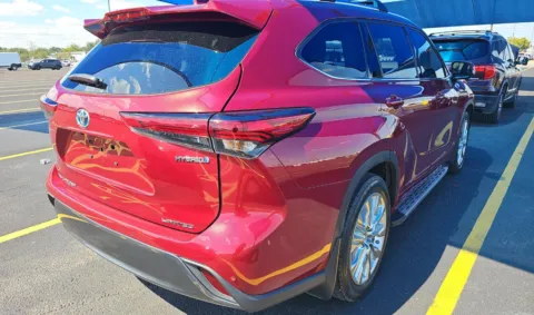 More photos of 2022 Toyota Highlander Hybrid Limited at RightDrive - 7320 Alameda, TX