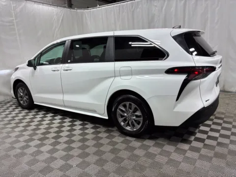 More photos of 2025 Toyota Sienna LE at Countryside Mitsubishi, IL