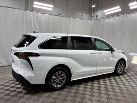 Another view of 2025 Toyota Sienna LE for sale in Countryside, IL at Countryside Mitsubishi
