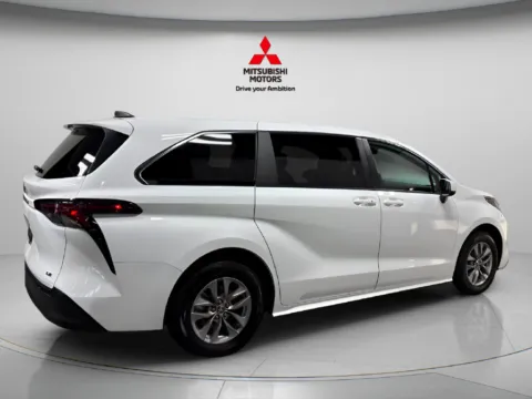 Another view of 2025 Toyota Sienna LE for sale in Countryside, IL at Countryside Mitsubishi