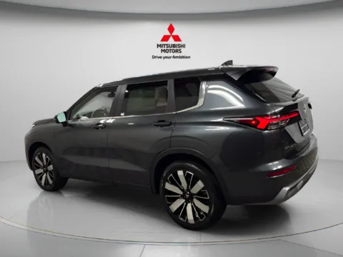More photos of 2027 Mitsubishi Outlander SE at Countryside Mitsubishi, IL