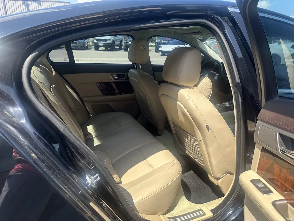 Jaguar XF photo 21