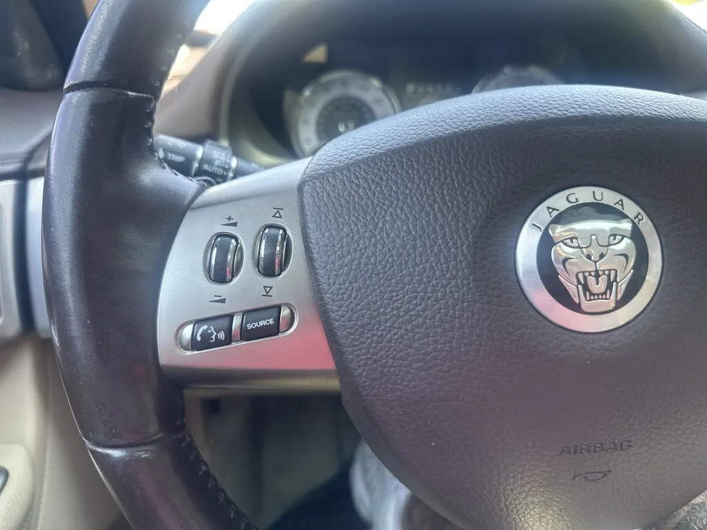 Jaguar XF photo 11