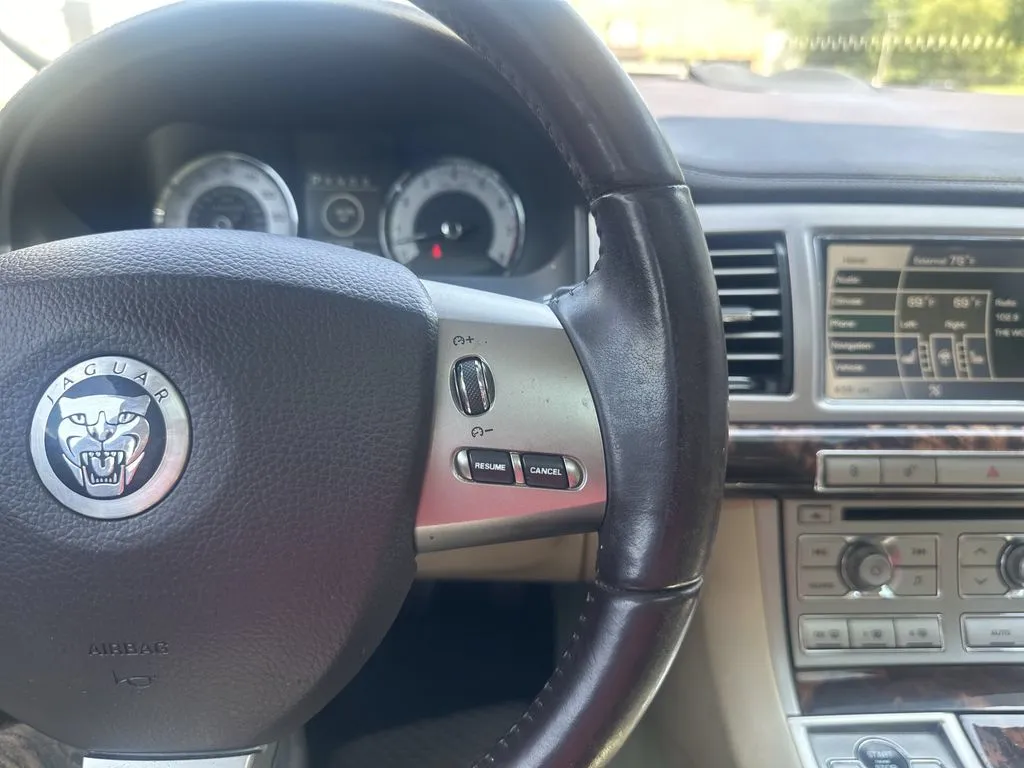 Jaguar XF photo 10