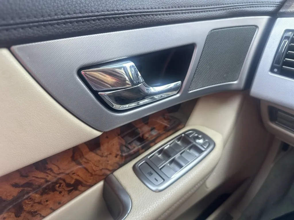 Jaguar XF photo 12