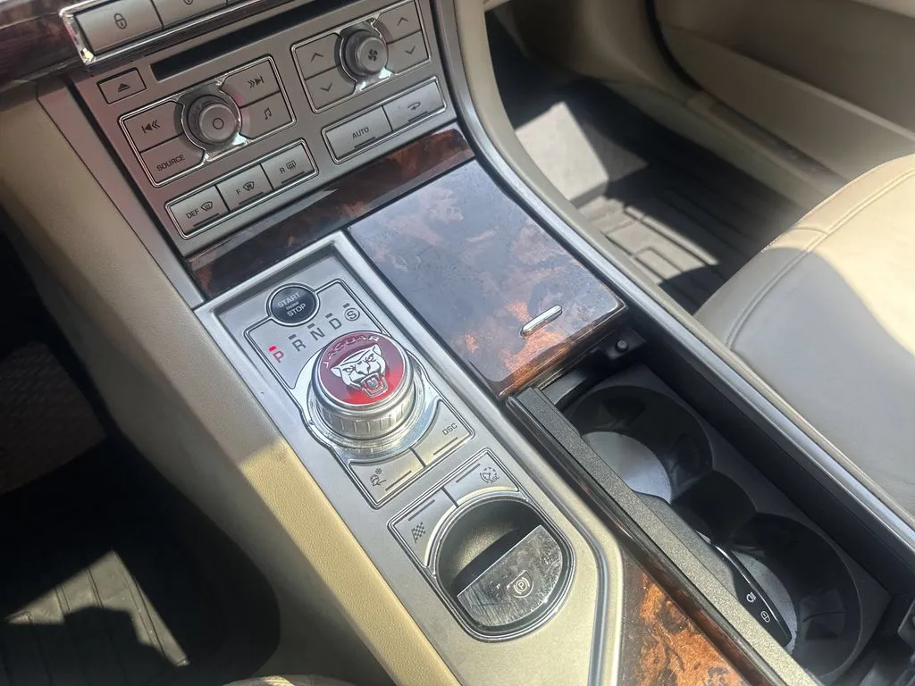 Jaguar XF photo 9