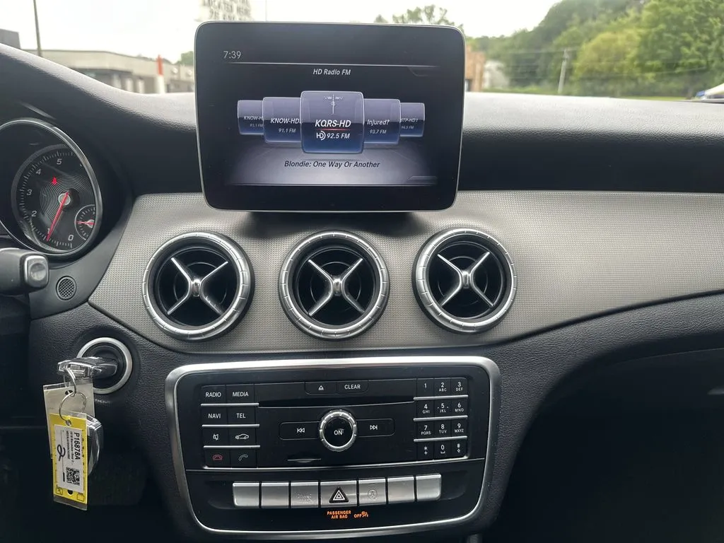 Mercedes-Benz CLA photo 8