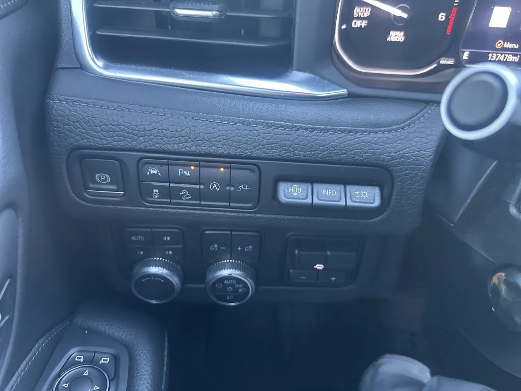 GMC Yukon photo 14