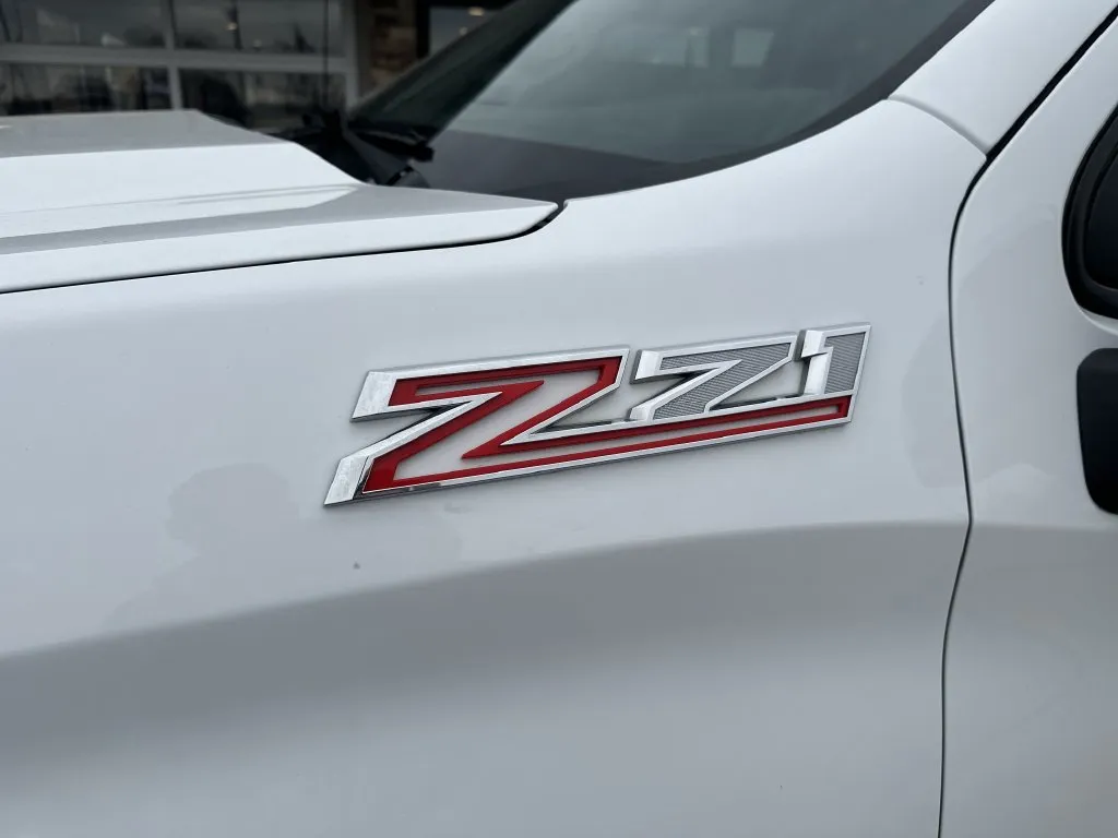 Chevrolet Silverado photo 16