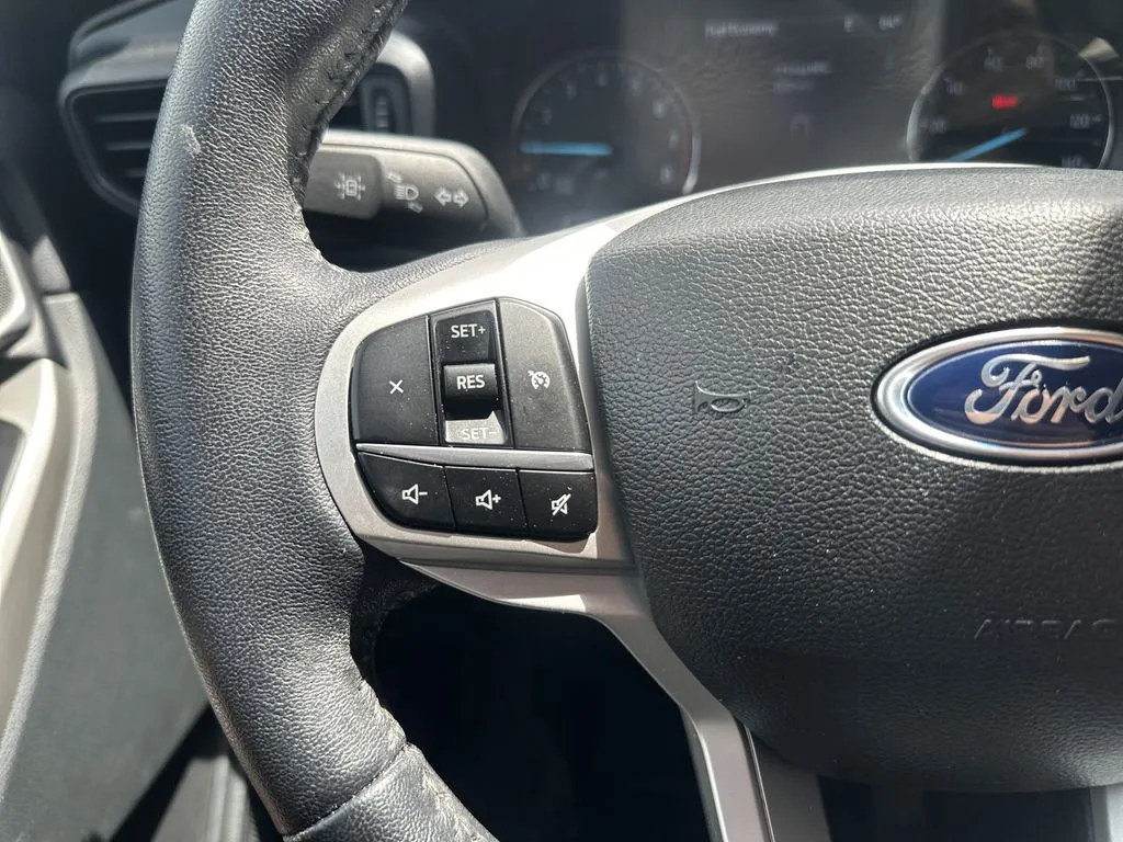 Ford Explorer photo 12