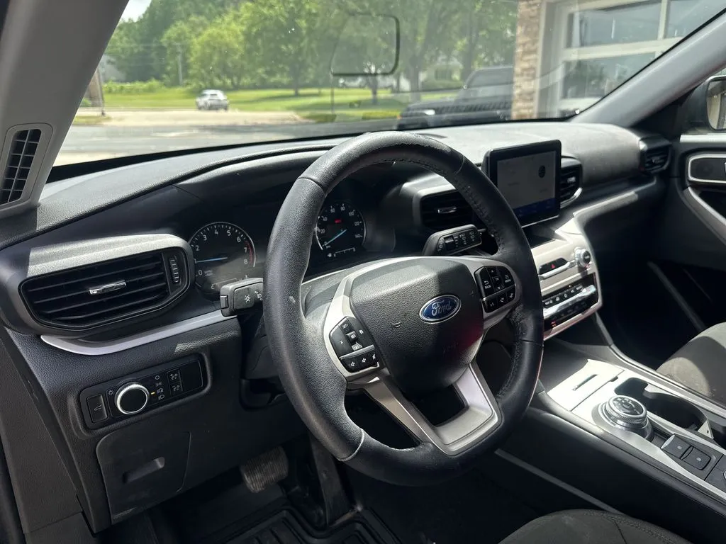 Ford Explorer photo 7